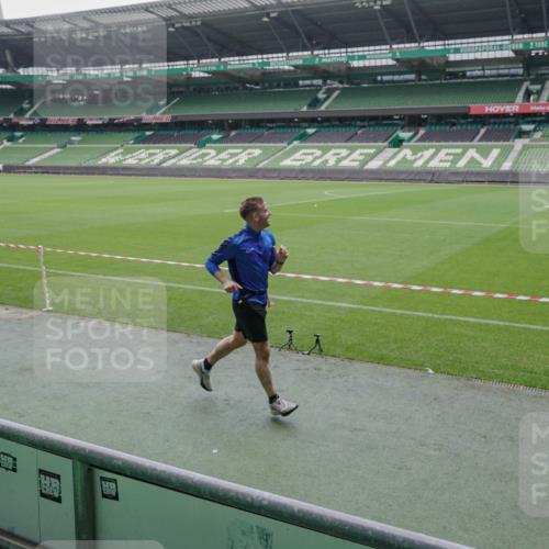 05.10.2025 - 20. swb-Marathon Bremen Michael Burmester http://msf.ph/oto/9267324 05.10.2025 12:32:12 Laufen im Stadion 141, 566, 569, 938, 1093, 1665, 2054, 6, 8, 1814, 9110 meine-sportfotos.de