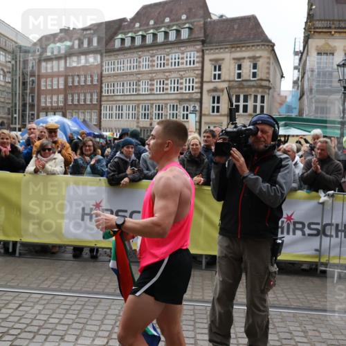 05.10.2025 - 20. swb-Marathon Bremen Yannick Fuchs http://msf.ph/oto/9267329 05.10.2025 12:09:32 Ziel  meine-sportfotos.de