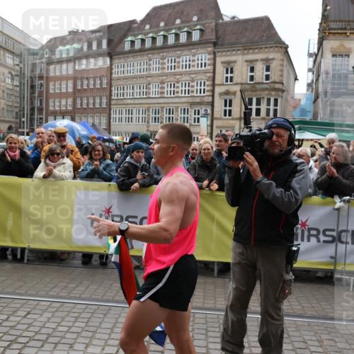 05.10.2025 - 20. swb-Marathon Bremen Yannick Fuchs http://msf.ph/oto/9267342 05.10.2025 12:09:32 Ziel  meine-sportfotos.de