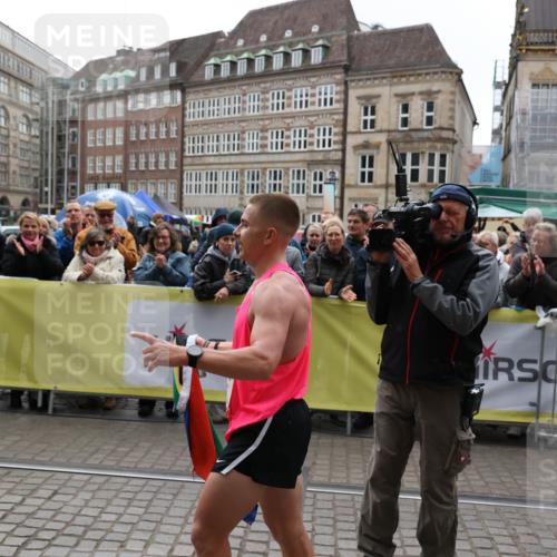 05.10.2025 - 20. swb-Marathon Bremen Yannick Fuchs http://msf.ph/oto/9267353 05.10.2025 12:09:32 Ziel  meine-sportfotos.de
