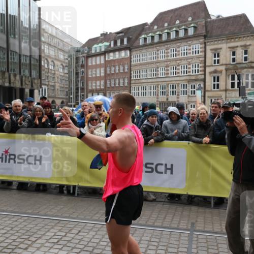 05.10.2025 - 20. swb-Marathon Bremen Yannick Fuchs http://msf.ph/oto/9267362 05.10.2025 12:09:32 Ziel  meine-sportfotos.de