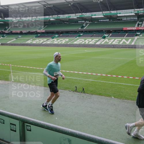 05.10.2025 - 20. swb-Marathon Bremen Michael Burmester http://msf.ph/oto/9267371 05.10.2025 12:32:17 Laufen im Stadion 141, 566, 569, 664, 908, 938, 1093, 1665, 2054, 6, 8, 9110 meine-sportfotos.de