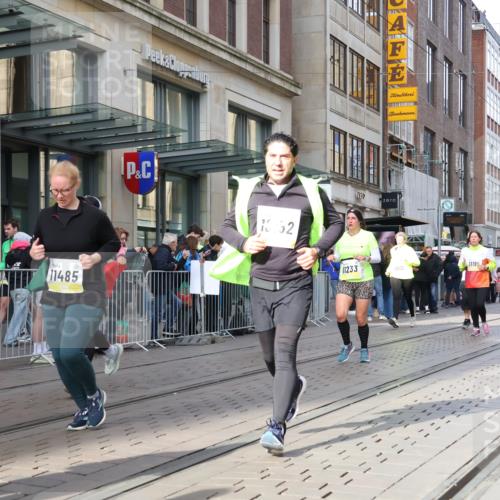05.10.2025 - 20. swb-Marathon Bremen Strokosch-Dieckow http://msf.ph/oto/9267386 05.10.2025 11:06:04 Ziel 7979, 9178, 9205, 9228, 9387, 9523, 9712, 9764, 9998, 10152, 10243, 10249, 10374, 10404, 10611, 10640, 10699, 10732, 10848, 10912, 11065, 11092, 11143, 11169, 11195, 11233, 11270, 11296, 11324, 11365, 11433, 11485, 11706, 7979, 9178, 9205, 9228, 9387, 9523, 9712, 9764, 9998, 10152, 10243, 10249, 10374, 10404, 10611, 10640, 10699, 10732, 10848, 10912, 11065, 11092, 11143, 11169, 11195, 11270, 11324, 11365 meine-sportfotos.de