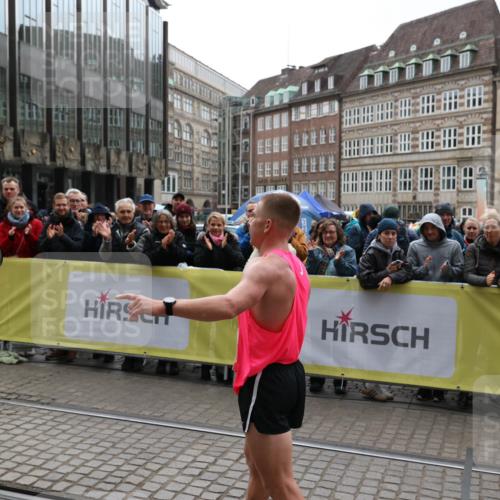 05.10.2025 - 20. swb-Marathon Bremen Yannick Fuchs http://msf.ph/oto/9267411 05.10.2025 12:09:32 Ziel  meine-sportfotos.de