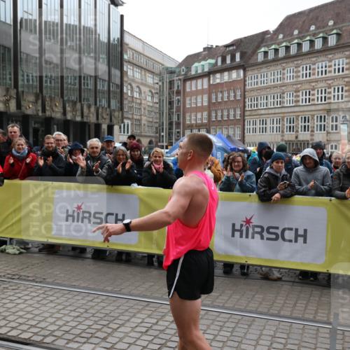 05.10.2025 - 20. swb-Marathon Bremen Yannick Fuchs http://msf.ph/oto/9267413 05.10.2025 12:09:33 Ziel  meine-sportfotos.de