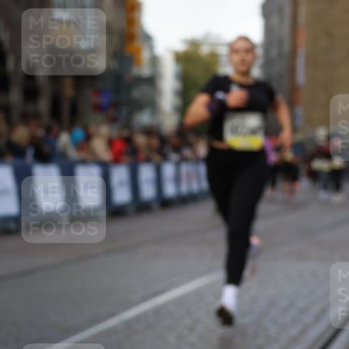 05.10.2025 - 20. swb-Marathon Bremen Strokosch-Dieckow http://msf.ph/oto/9267421 05.10.2025 11:08:58 Ziel 9184, 9466, 9774, 9912, 10031, 10087, 10248, 10458, 10714, 10840, 11126, 11142 meine-sportfotos.de