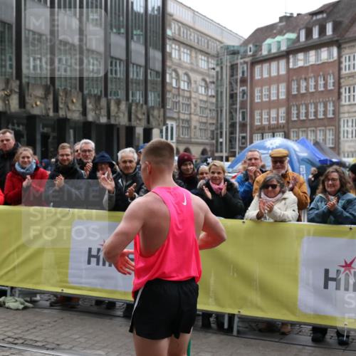 05.10.2025 - 20. swb-Marathon Bremen Yannick Fuchs http://msf.ph/oto/9267424 05.10.2025 12:09:33 Ziel  meine-sportfotos.de