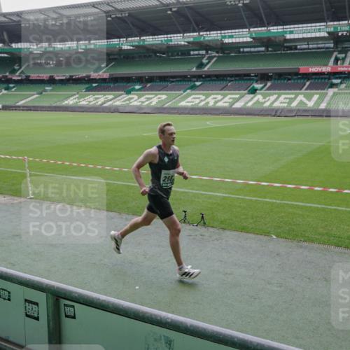 05.10.2025 - 20. swb-Marathon Bremen Michael Burmester http://msf.ph/oto/9267436 05.10.2025 12:32:37 Laufen im Stadion 141, 569, 650, 664, 746, 908, 938, 1093, 1494, 1665, 2033, 2682, 566, 2054 meine-sportfotos.de
