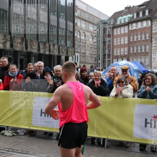 05.10.2025 - 20. swb-Marathon Bremen Yannick Fuchs http://msf.ph/oto/9267441 05.10.2025 12:09:33 Ziel  meine-sportfotos.de