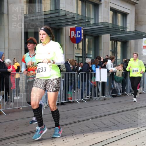 05.10.2025 - 20. swb-Marathon Bremen Strokosch-Dieckow http://msf.ph/oto/9267442 05.10.2025 11:06:06 Ziel 7979, 9178, 9205, 9228, 9357, 9387, 9523, 9619, 9712, 9764, 9998, 10152, 10243, 10374, 10404, 10611, 10640, 10699, 10732, 10912, 11027, 11065, 11092, 11143, 11169, 11195, 11233, 11270, 11324, 11365, 11433, 11485, 11706, 7979, 9178, 9205, 9228, 9357, 9387, 9523, 9619, 9712, 9764, 9998, 10152, 10243, 10374, 10404, 10611, 10640, 10699, 10732, 10912, 11027, 11065, 11092, 11143, 11169, 11195, 11270, 11324, 11365 meine-sportfotos.de