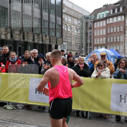 05.10.2025 - 20. swb-Marathon Bremen Yannick Fuchs http://msf.ph/oto/9267445 05.10.2025 12:09:33 Ziel  meine-sportfotos.de