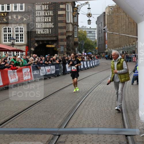 05.10.2025 - 20. swb-Marathon Bremen Yannick Fuchs http://msf.ph/oto/9267454 05.10.2025 12:10:44 Ziel 15 meine-sportfotos.de