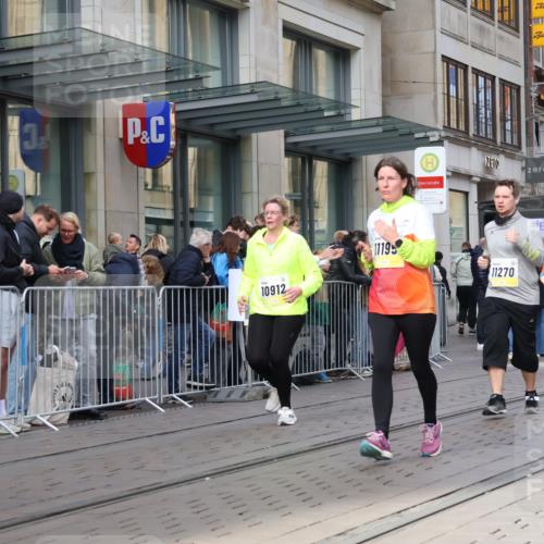05.10.2025 - 20. swb-Marathon Bremen Strokosch-Dieckow http://msf.ph/oto/9267456 05.10.2025 11:06:07 Ziel 7979, 9178, 9205, 9228, 9357, 9523, 9619, 9712, 9764, 9998, 10152, 10239, 10243, 10374, 10404, 10611, 10640, 10699, 10732, 10912, 11027, 11065, 11092, 11143, 11169, 11195, 11233, 11270, 11324, 11365, 11485, 11605, 11706, 11721, 11746, 7979, 9178, 9205, 9228, 9357, 9523, 9619, 9712, 9764, 9998, 10152, 10239, 10243, 10374, 10404, 10611, 10640, 10699, 10732, 10912, 11027, 11065, 11092, 11143, 11169, 11195, 11270, 11324, 11365, 11605 meine-sportfotos.de