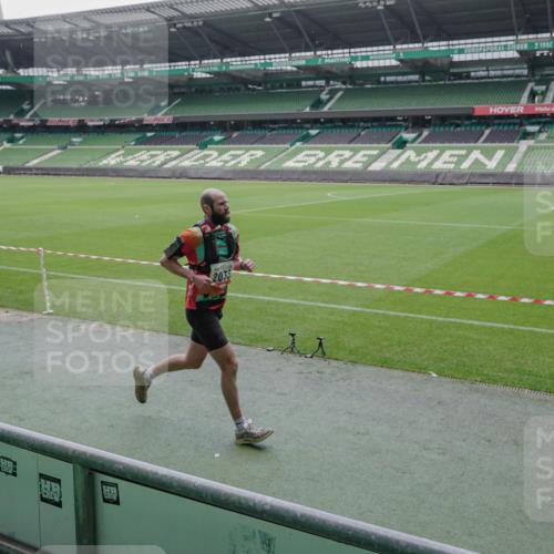 05.10.2025 - 20. swb-Marathon Bremen Michael Burmester http://msf.ph/oto/9267460 05.10.2025 12:32:38 Laufen im Stadion 141, 569, 650, 664, 746, 908, 938, 1093, 1494, 1665, 1928, 2033, 2682, 566, 938, 2054 meine-sportfotos.de
