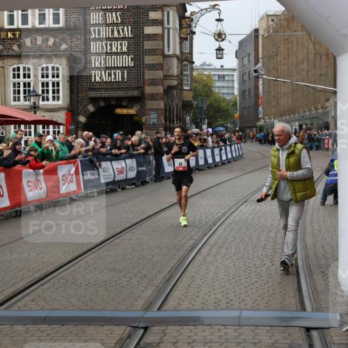 05.10.2025 - 20. swb-Marathon Bremen Yannick Fuchs http://msf.ph/oto/9267464 05.10.2025 12:10:44 Ziel 15 meine-sportfotos.de
