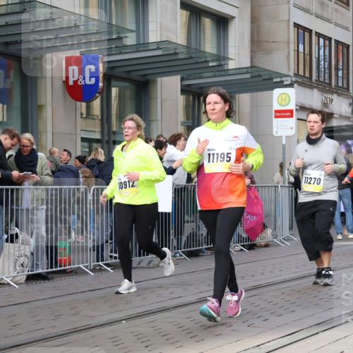 05.10.2025 - 20. swb-Marathon Bremen Strokosch-Dieckow http://msf.ph/oto/9267466 05.10.2025 11:06:07 Ziel 7979, 9178, 9205, 9228, 9357, 9523, 9619, 9712, 9764, 9998, 10152, 10239, 10243, 10374, 10404, 10611, 10640, 10699, 10732, 10912, 11027, 11065, 11092, 11143, 11169, 11195, 11233, 11270, 11324, 11365, 11485, 11605, 11706, 11721, 11746, 7979, 9178, 9205, 9228, 9357, 9523, 9619, 9712, 9764, 9998, 10152, 10239, 10243, 10374, 10404, 10611, 10640, 10699, 10732, 10912, 11027, 11065, 11092, 11143, 11169, 11195, 11270, 11324, 11365, 11605 meine-sportfotos.de
