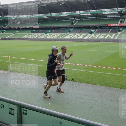 05.10.2025 - 20. swb-Marathon Bremen Michael Burmester http://msf.ph/oto/9267481 05.10.2025 12:32:49 Laufen im Stadion 369, 569, 650, 664, 746, 850, 908, 1093, 1494, 1665, 1928, 2033, 2682, 141, 938, 1093 meine-sportfotos.de