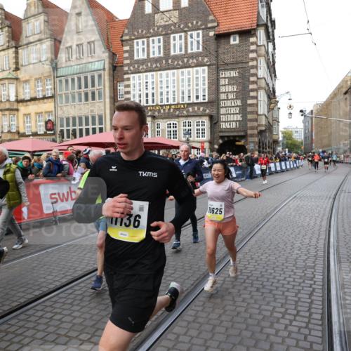 05.10.2025 - 20. swb-Marathon Bremen Yannick Fuchs http://msf.ph/oto/9267482 05.10.2025 10:52:04 Ziel 9683, 10380, 10581, 10625, 10817, 11080, 11136, 11325, 11394 meine-sportfotos.de