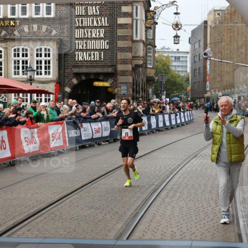 05.10.2025 - 20. swb-Marathon Bremen Yannick Fuchs http://msf.ph/oto/9267506 05.10.2025 12:10:45 Ziel 15 meine-sportfotos.de