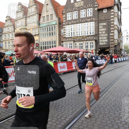 05.10.2025 - 20. swb-Marathon Bremen Yannick Fuchs http://msf.ph/oto/9267516 05.10.2025 10:52:04 Ziel 9683, 10380, 10581, 10625, 10817, 11080, 11136, 11325, 11394 meine-sportfotos.de