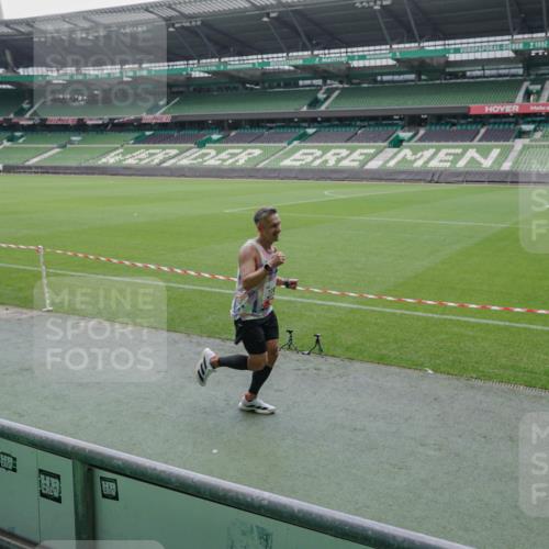 05.10.2025 - 20. swb-Marathon Bremen Michael Burmester http://msf.ph/oto/9267521 05.10.2025 12:32:54 Laufen im Stadion 218, 369, 650, 664, 746, 850, 908, 1494, 1617, 1913, 1928, 2033, 2682, 4251, 6957, 141, 569, 938, 1093, 1665 meine-sportfotos.de