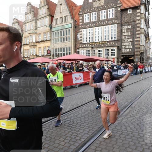 05.10.2025 - 20. swb-Marathon Bremen Yannick Fuchs http://msf.ph/oto/9267525 05.10.2025 10:52:04 Ziel 9683, 10380, 10581, 10625, 10817, 11080, 11136, 11325, 11394 meine-sportfotos.de