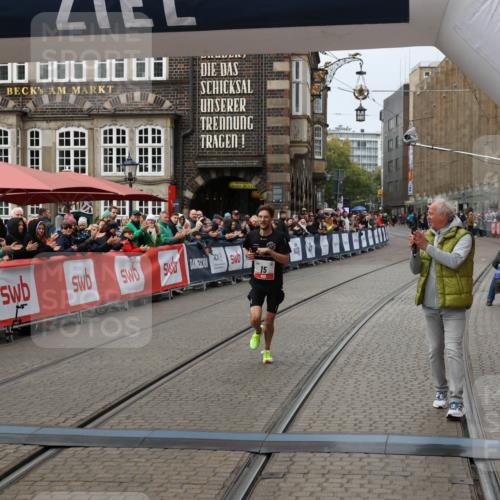 05.10.2025 - 20. swb-Marathon Bremen Yannick Fuchs http://msf.ph/oto/9267526 05.10.2025 12:10:45 Ziel 15 meine-sportfotos.de