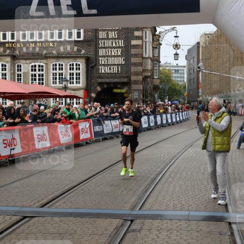 05.10.2025 - 20. swb-Marathon Bremen Yannick Fuchs http://msf.ph/oto/9267536 05.10.2025 12:10:45 Ziel 15 meine-sportfotos.de