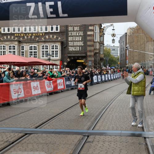 05.10.2025 - 20. swb-Marathon Bremen Yannick Fuchs http://msf.ph/oto/9267542 05.10.2025 12:10:45 Ziel 15 meine-sportfotos.de