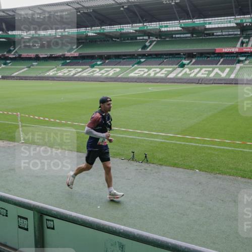 05.10.2025 - 20. swb-Marathon Bremen Michael Burmester http://msf.ph/oto/9267544 05.10.2025 12:32:57 Laufen im Stadion 121, 218, 369, 650, 664, 746, 850, 908, 1494, 1617, 1913, 1928, 2033, 2267, 2682, 4251, 6957, 8582, 141, 569, 938, 1093, 1665 meine-sportfotos.de