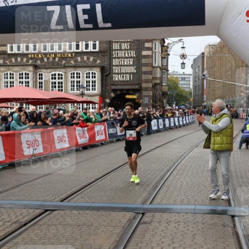 05.10.2025 - 20. swb-Marathon Bremen Yannick Fuchs http://msf.ph/oto/9267553 05.10.2025 12:10:46 Ziel 15 meine-sportfotos.de