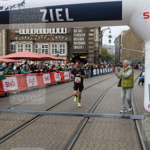 05.10.2025 - 20. swb-Marathon Bremen Yannick Fuchs http://msf.ph/oto/9267558 05.10.2025 12:10:46 Ziel 15 meine-sportfotos.de