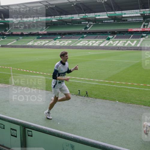 05.10.2025 - 20. swb-Marathon Bremen Michael Burmester http://msf.ph/oto/9267564 05.10.2025 12:32:58 Laufen im Stadion 121, 218, 369, 650, 664, 746, 850, 908, 1494, 1617, 1913, 1928, 2033, 2267, 2682, 4251, 6957, 8582, 141, 569, 938, 1093, 1665 meine-sportfotos.de