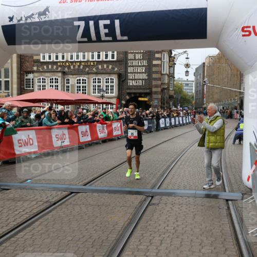 05.10.2025 - 20. swb-Marathon Bremen Yannick Fuchs http://msf.ph/oto/9267571 05.10.2025 12:10:46 Ziel 15 meine-sportfotos.de
