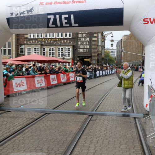 05.10.2025 - 20. swb-Marathon Bremen Yannick Fuchs http://msf.ph/oto/9267579 05.10.2025 12:10:46 Ziel 15 meine-sportfotos.de