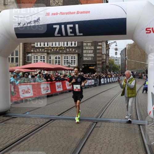 05.10.2025 - 20. swb-Marathon Bremen Yannick Fuchs http://msf.ph/oto/9267584 05.10.2025 12:10:46 Ziel 15 meine-sportfotos.de