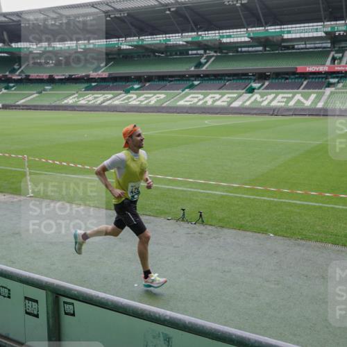 05.10.2025 - 20. swb-Marathon Bremen Michael Burmester http://msf.ph/oto/9267585 05.10.2025 12:32:59 Laufen im Stadion 121, 218, 369, 650, 664, 746, 850, 908, 1494, 1617, 1913, 1928, 2033, 2267, 2682, 4251, 6957, 8582, 141, 569, 1093, 1665 meine-sportfotos.de