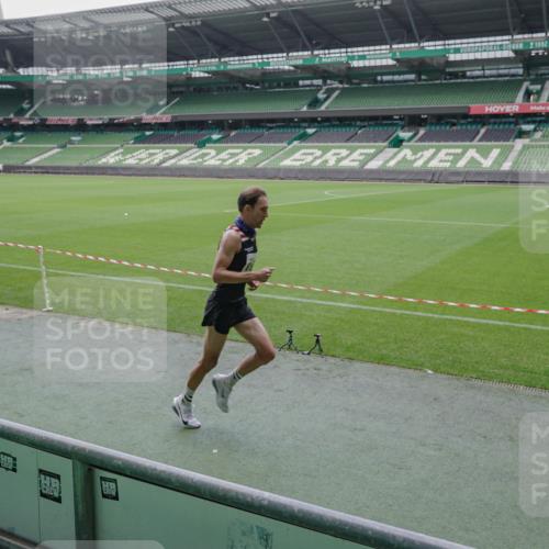 05.10.2025 - 20. swb-Marathon Bremen Michael Burmester http://msf.ph/oto/9267603 05.10.2025 12:33:03 Laufen im Stadion 121, 218, 369, 650, 664, 746, 850, 908, 1494, 1617, 1889, 1913, 1928, 2000, 2033, 2267, 2682, 4251, 6957, 8582, 141, 569, 1093, 1665 meine-sportfotos.de