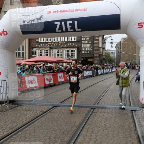 05.10.2025 - 20. swb-Marathon Bremen Yannick Fuchs http://msf.ph/oto/9267611 05.10.2025 12:10:46 Ziel 15 meine-sportfotos.de