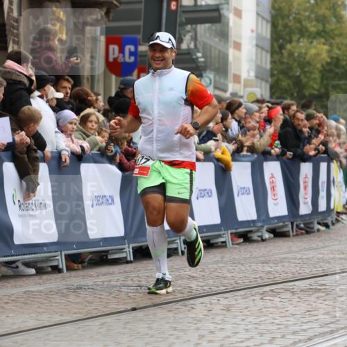 05.10.2025 - 20. swb-Marathon Bremen Strokosch-Dieckow http://msf.ph/oto/9267616 05.10.2025 12:59:48 Ziel 37, 377, 1476, 5287, 5988 meine-sportfotos.de