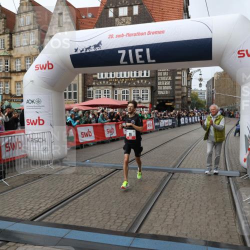 05.10.2025 - 20. swb-Marathon Bremen Yannick Fuchs http://msf.ph/oto/9267621 05.10.2025 12:10:47 Ziel 15 meine-sportfotos.de