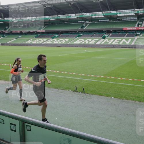 05.10.2025 - 20. swb-Marathon Bremen Michael Burmester http://msf.ph/oto/9267624 05.10.2025 12:33:07 Laufen im Stadion 121, 218, 363, 369, 650, 664, 746, 850, 908, 1494, 1617, 1889, 1913, 1928, 2000, 2033, 2267, 2682, 4251, 6957, 8582, 569, 1093, 1665 meine-sportfotos.de