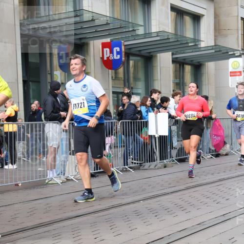 05.10.2025 - 20. swb-Marathon Bremen Strokosch-Dieckow http://msf.ph/oto/9267626 05.10.2025 11:06:13 Ziel 9178, 9357, 9619, 9764, 9998, 10239, 10498, 10611, 10640, 10699, 10732, 10912, 11027, 11143, 11195, 11233, 11270, 11324, 11365, 11485, 11565, 11605, 11706, 11721, 11746, 11747, 9178, 9357, 9619, 9764, 9998, 10239, 10498, 10611, 10640, 10699, 10732, 10912, 11027, 11143, 11195, 11270, 11324, 11365, 11565, 11605 meine-sportfotos.de