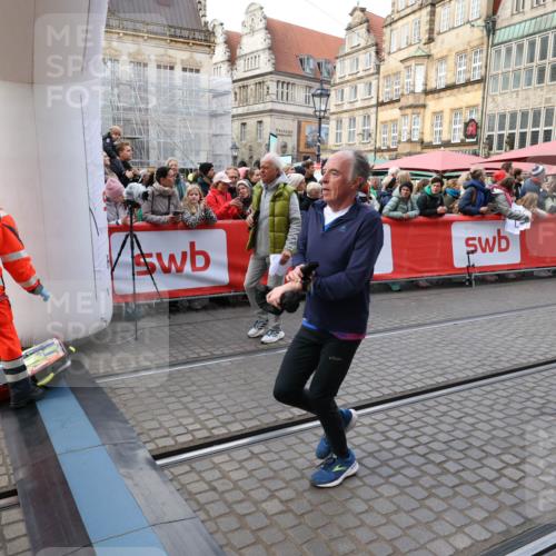 05.10.2025 - 20. swb-Marathon Bremen Yannick Fuchs http://msf.ph/oto/9267628 05.10.2025 10:52:05 Ziel 9683, 10380, 10581, 10625, 10817, 11080, 11136, 11325, 11394 meine-sportfotos.de