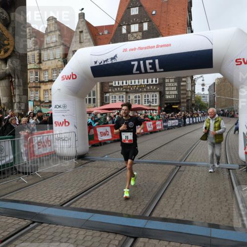 05.10.2025 - 20. swb-Marathon Bremen Yannick Fuchs http://msf.ph/oto/9267638 05.10.2025 12:10:47 Ziel 15 meine-sportfotos.de