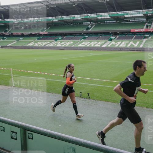 05.10.2025 - 20. swb-Marathon Bremen Michael Burmester http://msf.ph/oto/9267644 05.10.2025 12:33:07 Laufen im Stadion 121, 218, 363, 369, 650, 664, 746, 850, 908, 1494, 1617, 1889, 1913, 1928, 2000, 2033, 2267, 2682, 4251, 6957, 8582, 569, 1093, 1665 meine-sportfotos.de