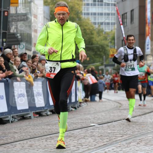 05.10.2025 - 20. swb-Marathon Bremen Strokosch-Dieckow http://msf.ph/oto/9267647 05.10.2025 12:59:50 Ziel 37, 377, 1476, 5287, 5988 meine-sportfotos.de