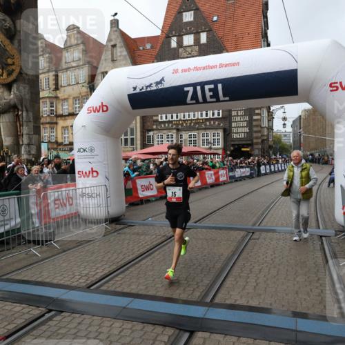 05.10.2025 - 20. swb-Marathon Bremen Yannick Fuchs http://msf.ph/oto/9267648 05.10.2025 12:10:47 Ziel 15 meine-sportfotos.de