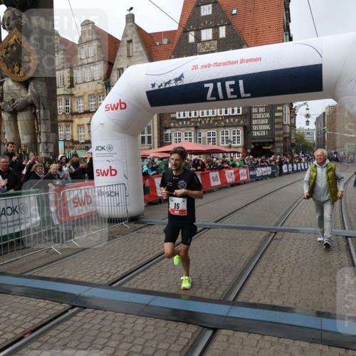 05.10.2025 - 20. swb-Marathon Bremen Yannick Fuchs http://msf.ph/oto/9267659 05.10.2025 12:10:47 Ziel 15 meine-sportfotos.de
