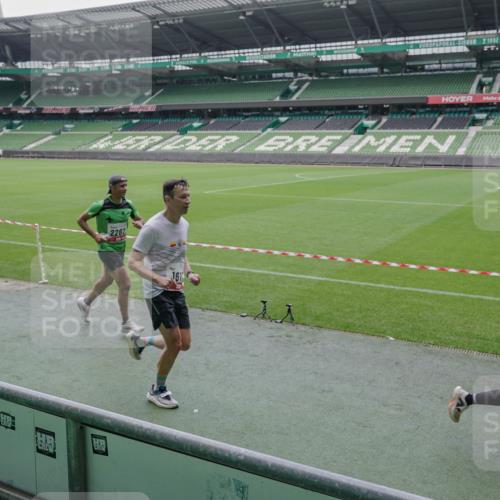 05.10.2025 - 20. swb-Marathon Bremen Michael Burmester http://msf.ph/oto/9267662 05.10.2025 12:33:08 Laufen im Stadion 121, 218, 363, 369, 650, 664, 746, 850, 908, 1494, 1617, 1889, 1913, 1928, 2000, 2033, 2267, 2682, 4251, 6957, 8582, 569, 1093, 1665 meine-sportfotos.de